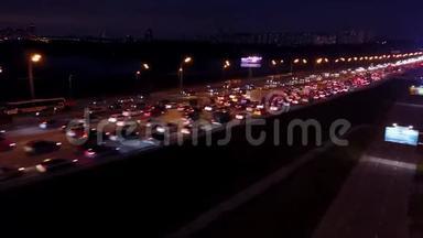 傍晚交通高峰时高速公路交通拥堵的空中交通镜头